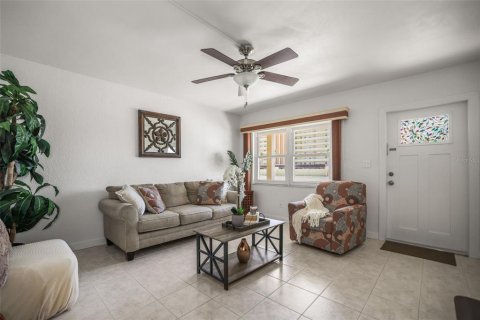 Condo in Saint Petersburg, Florida, 1 bedroom № 2122523 - photo 3