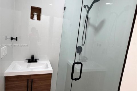 House in West Miami, Florida 4 bedrooms, 185.8 sq.m. № 1994137 - photo 28