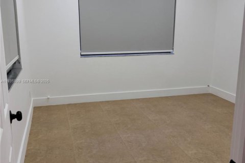 House in West Miami, Florida 4 bedrooms, 185.8 sq.m. № 1994137 - photo 25