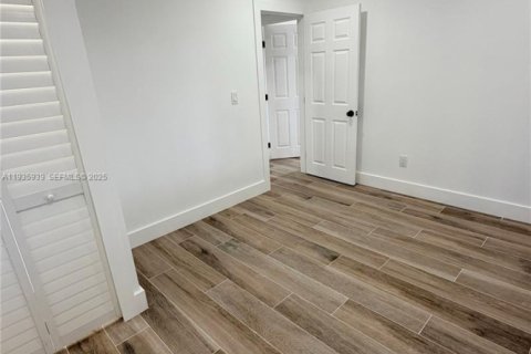 House in West Miami, Florida 4 bedrooms, 185.8 sq.m. № 1994137 - photo 9