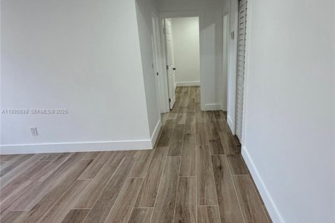 House in West Miami, Florida 4 bedrooms, 185.8 sq.m. № 1994137 - photo 4