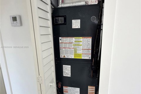 House in West Miami, Florida 4 bedrooms, 185.8 sq.m. № 1994137 - photo 6