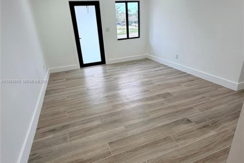 House in West Miami, Florida 4 bedrooms, 185.8 sq.m. № 1994137 - photo 5