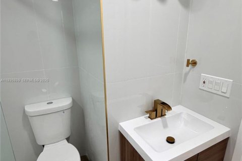 House in West Miami, Florida 4 bedrooms, 185.8 sq.m. № 1994137 - photo 14