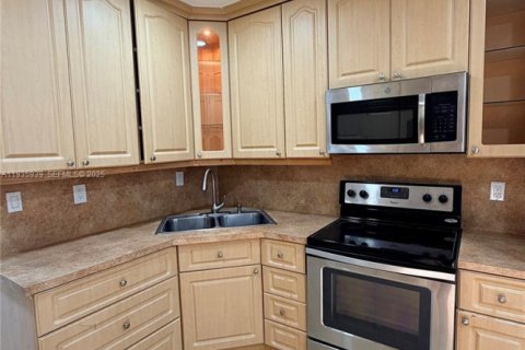 House in West Miami, Florida 4 bedrooms, 185.8 sq.m. № 1994137 - photo 20