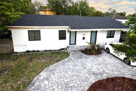 House in West Miami, Florida 4 bedrooms, 185.8 sq.m. № 1994137 - photo 2