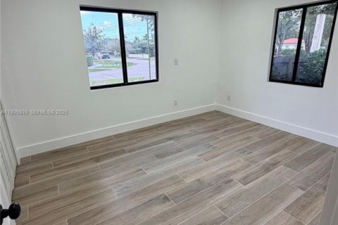 House in West Miami, Florida 4 bedrooms, 185.8 sq.m. № 1994137 - photo 10