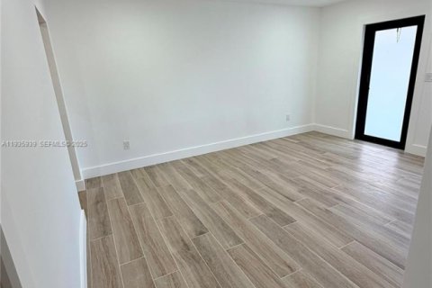 House in West Miami, Florida 4 bedrooms, 185.8 sq.m. № 1994137 - photo 7