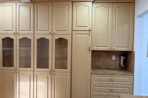 House in West Miami, Florida 4 bedrooms, 185.8 sq.m. № 1994137 - photo 21