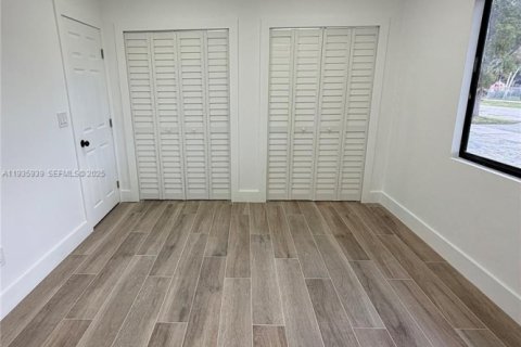 House in West Miami, Florida 4 bedrooms, 185.8 sq.m. № 1994137 - photo 12