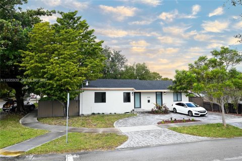 House in West Miami, Florida 4 bedrooms, 185.8 sq.m. № 1994137 - photo 1