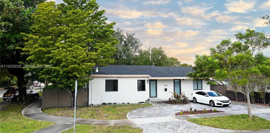 House in West Miami, Florida 4 bedrooms, 185.8 sq.m. № 1994137