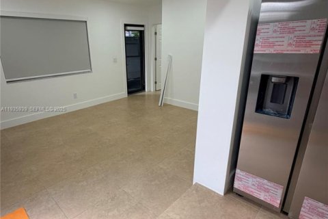 House in West Miami, Florida 4 bedrooms, 185.8 sq.m. № 1994137 - photo 30