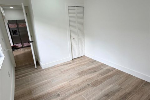 House in West Miami, Florida 4 bedrooms, 185.8 sq.m. № 1994137 - photo 23