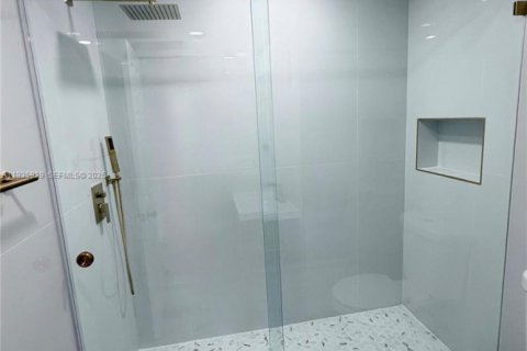 House in West Miami, Florida 4 bedrooms, 185.8 sq.m. № 1994137 - photo 15