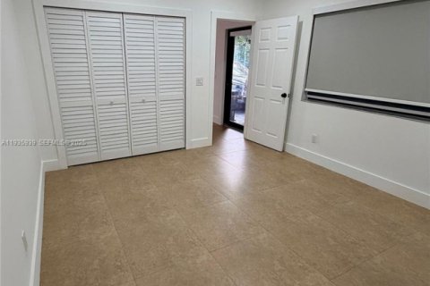 House in West Miami, Florida 4 bedrooms, 185.8 sq.m. № 1994137 - photo 26