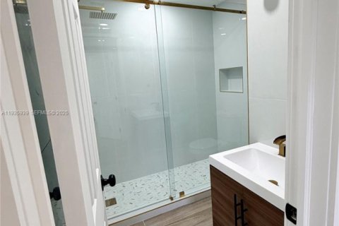 House in West Miami, Florida 4 bedrooms, 185.8 sq.m. № 1994137 - photo 13