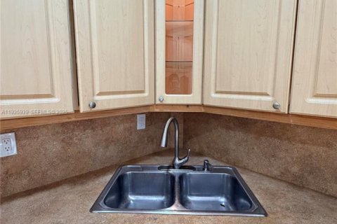 House in West Miami, Florida 4 bedrooms, 185.8 sq.m. № 1994137 - photo 19