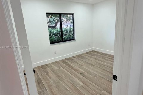 House in West Miami, Florida 4 bedrooms, 185.8 sq.m. № 1994137 - photo 8