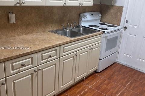 Villa ou maison à louer à Opa-locka, Floride: 2 chambres, 55.18 m2 № 2439379 - photo 2