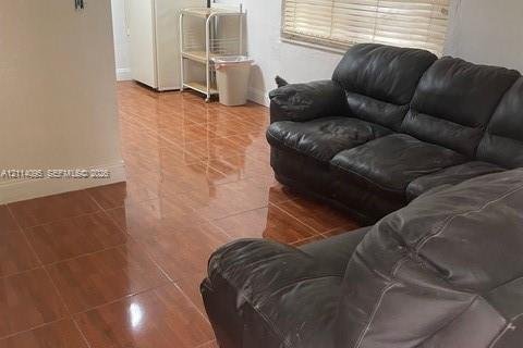 Villa ou maison à louer à Opa-locka, Floride: 2 chambres, 55.18 m2 № 2439379 - photo 3