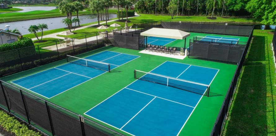 House in Boynton Beach, Florida 3 bedrooms, 244.43 sq.m. № 1018085