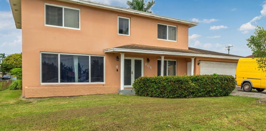 Villa ou maison à Belle Glade, Floride 5 chambres, 232.26 m2 № 2433912