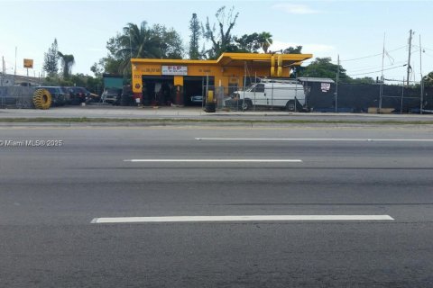 Propiedad comercial en venta en Miami, Florida № 1852249 - foto 2