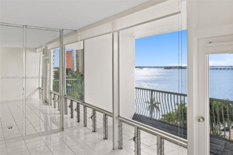 Condominio en alquiler en Miami, Florida, 1 dormitorio, 73.11 m2 № 1953564 - foto 4