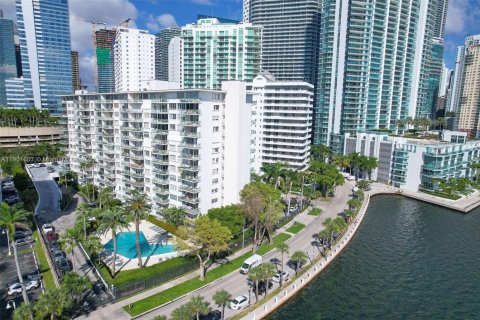 Condominio en alquiler en Miami, Florida, 1 dormitorio, 73.11 m2 № 1953564 - foto 1