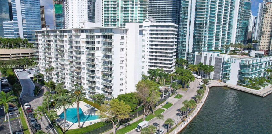 Condominio en Miami, Florida, 1 dormitorio  № 1953564