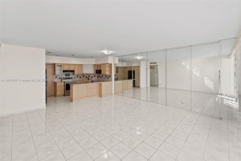 Condominio en alquiler en Miami, Florida, 1 dormitorio, 73.11 m2 № 1953564 - foto 9