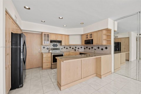 Condominio en alquiler en Miami, Florida, 1 dormitorio, 73.11 m2 № 1953564 - foto 10