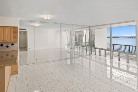 Condominio en alquiler en Miami, Florida, 1 dormitorio, 73.11 m2 № 1953564 - foto 3