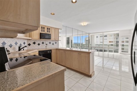 Condominio en alquiler en Miami, Florida, 1 dormitorio, 73.11 m2 № 1953564 - foto 13