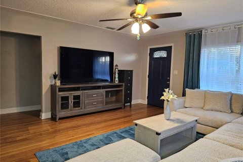 House in Saint Petersburg, Florida 3 bedrooms, 144.37 sq.m. № 2222118 - photo 15