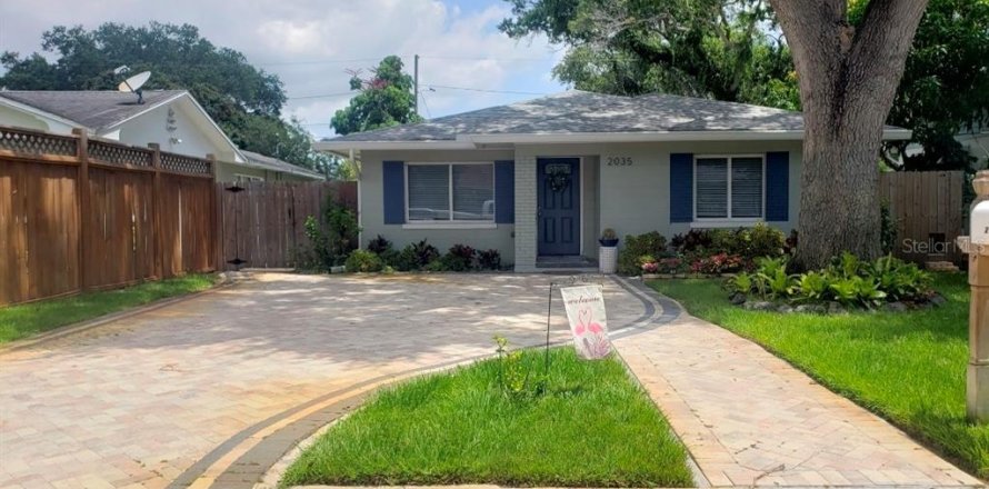 House in Saint Petersburg, Florida 3 bedrooms, 144.37 sq.m. № 2222118