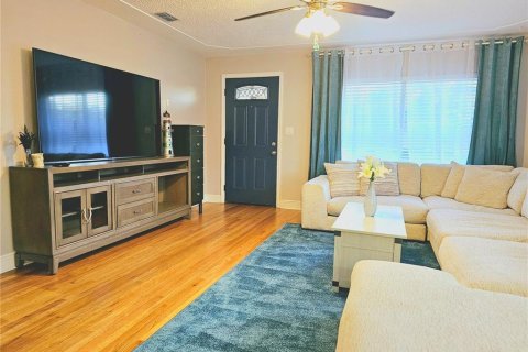 House in Saint Petersburg, Florida 3 bedrooms, 144.37 sq.m. № 2222118 - photo 3