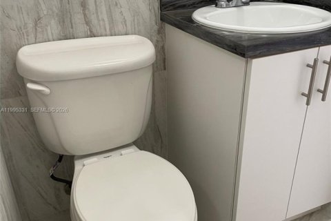 Copropriété à vendre à Hialeah, Floride: 2 chambres, 88.63 m2 № 2063189 - photo 9