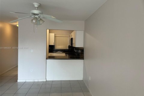 Copropriété à vendre à Hialeah, Floride: 2 chambres, 88.63 m2 № 2063189 - photo 4
