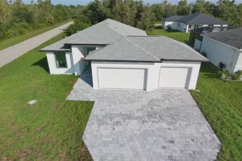 House in Port Charlotte, Florida 3 bedrooms, 155.15 sq.m. № 2288107