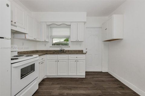 Villa ou maison à louer à Virginia Gardens, Floride: 1 chambre, 83.61 m2 № 2386954 - photo 8