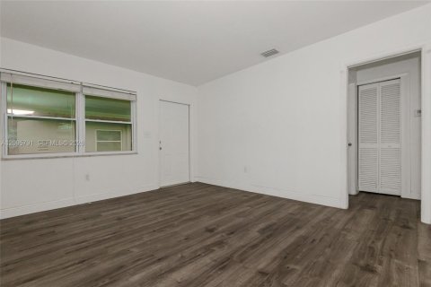 Villa ou maison à louer à Virginia Gardens, Floride: 1 chambre, 83.61 m2 № 2386954 - photo 6