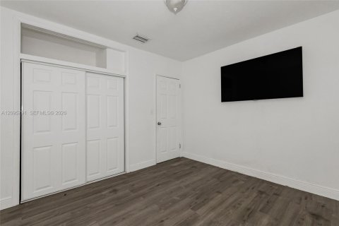 Villa ou maison à louer à Virginia Gardens, Floride: 1 chambre, 83.61 m2 № 2386954 - photo 12