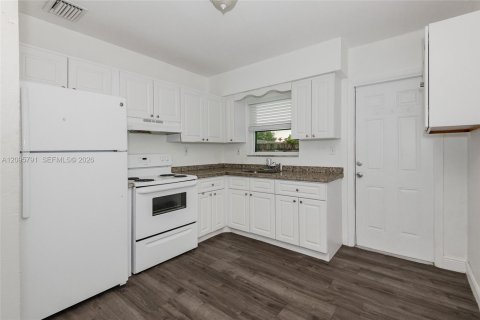 Villa ou maison à louer à Virginia Gardens, Floride: 1 chambre, 83.61 m2 № 2386954 - photo 7