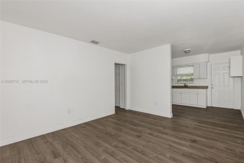 Villa ou maison à louer à Virginia Gardens, Floride: 1 chambre, 83.61 m2 № 2386954 - photo 3