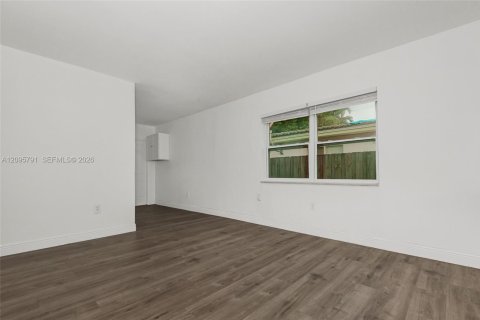 Villa ou maison à louer à Virginia Gardens, Floride: 1 chambre, 83.61 m2 № 2386954 - photo 4