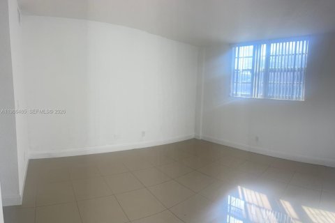 Condominio en venta en Sunny Isles Beach, Florida, 1 dormitorio, 92.9 m2 № 2057876 - foto 9