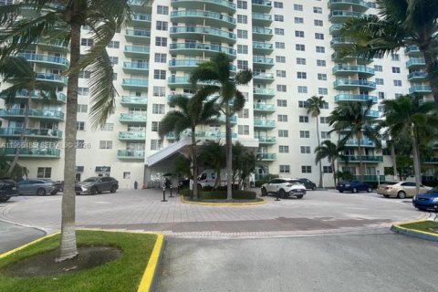 Condominio en Sunny Isles Beach, Florida, 1 dormitorio № 2057876