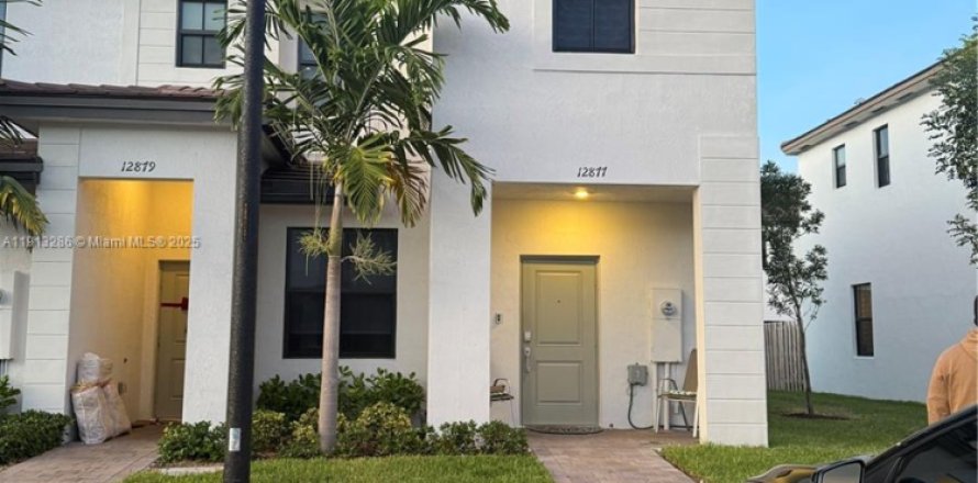 Adosado en Homestead, Florida 3 dormitorios, 129.41 m2 № 1968795